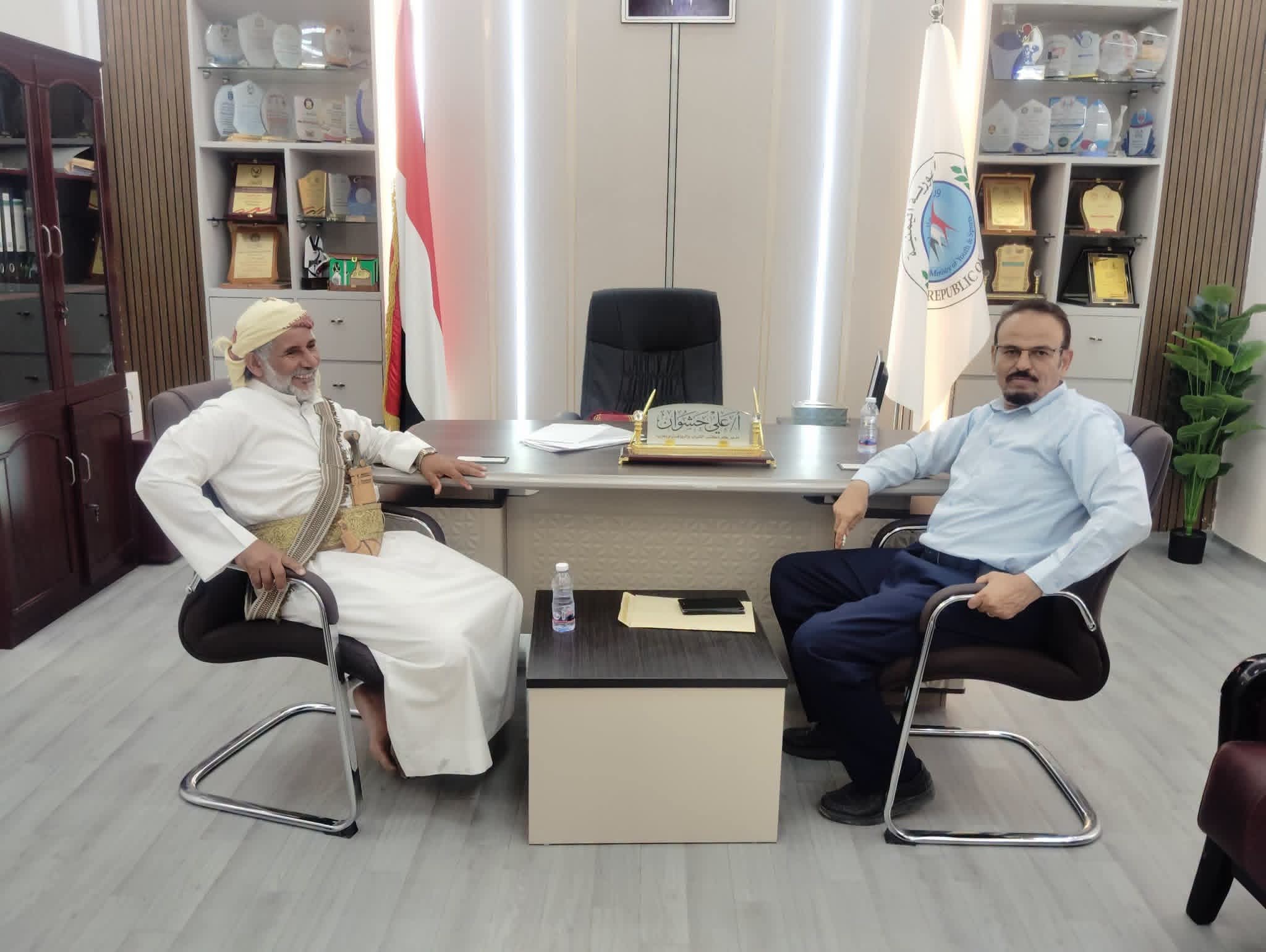 حشوان يلتقي رئيس نادي العرش بمأرب .