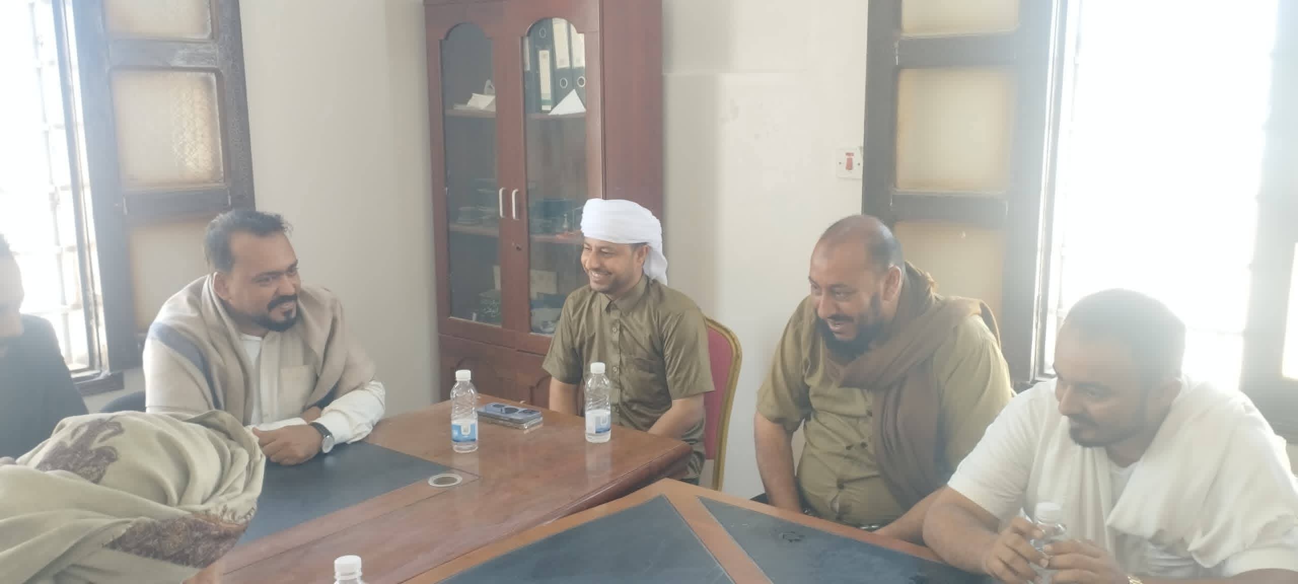 في اطار خطة الزيارات الميدانية للمديريات مكتب الشباب والرياضة بساحل حضرموت والسلطة المحلية بالريدة وقصيعر يناقشان سبل دعم ناديي المديرية