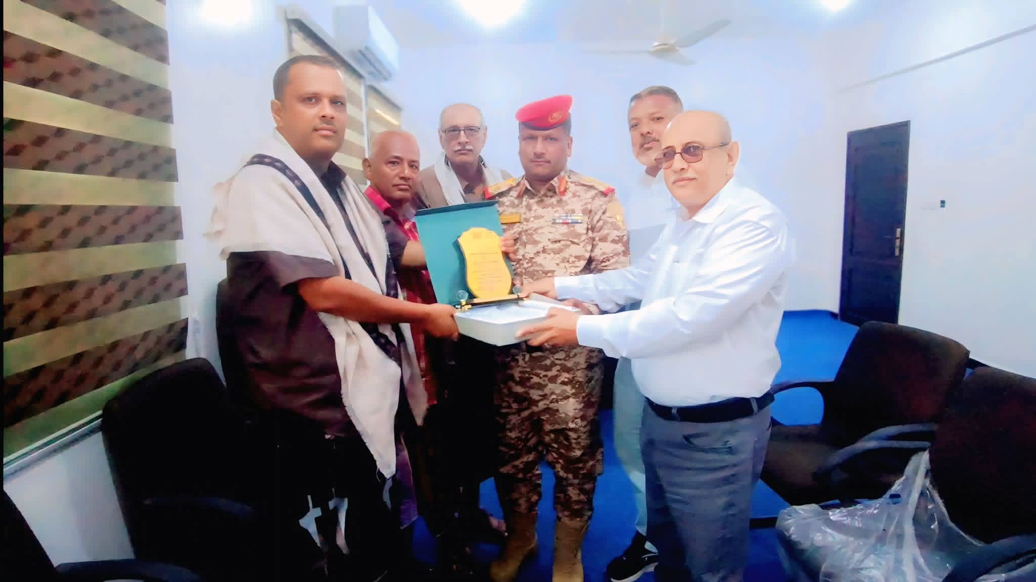 تقديراً لنهضته بالمنشآت الرياضية.. مكتب الشباب والرياضة بلحج يكرّم مدير عام مديرية تبن بـ "درع التميز"