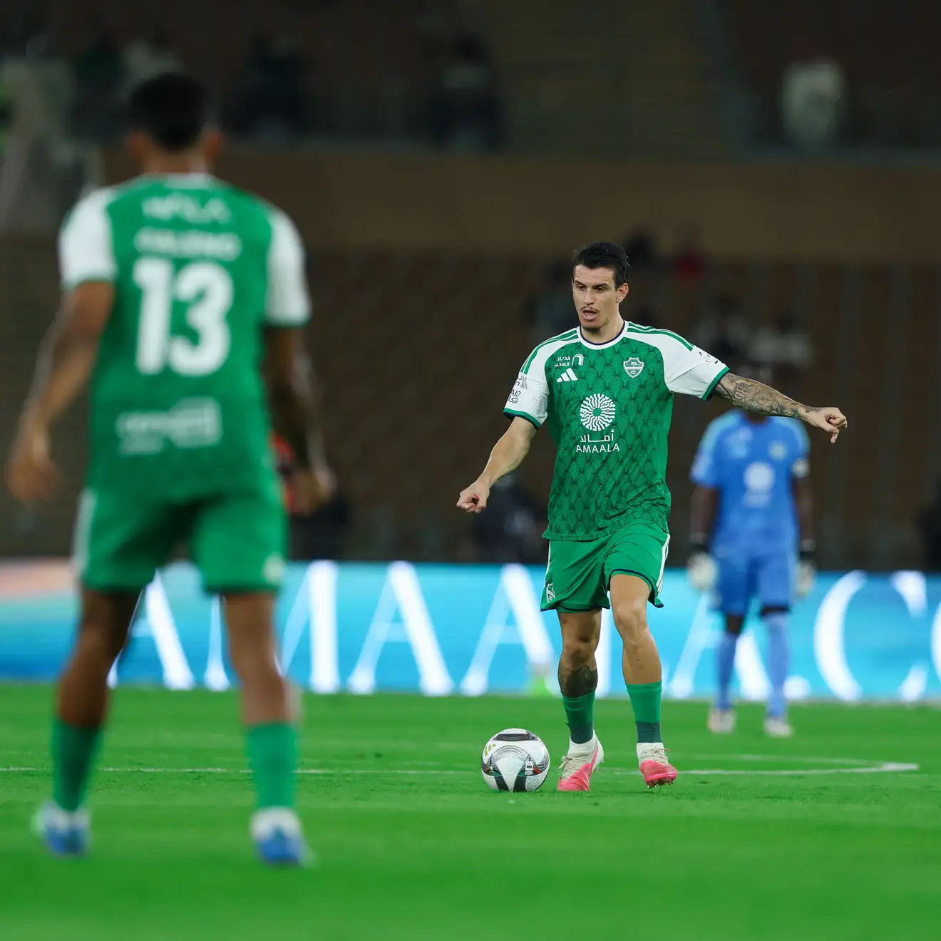 خبير تحكيمي يفجر مفاجأة.. لاعب الوصل استحق الطرد أمام الأهلي!