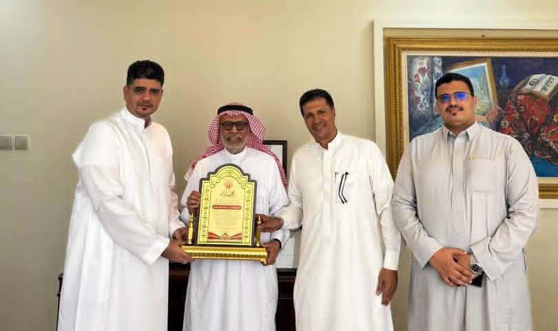 إدارة نادي شعب حضرموت تُكرّم رجل الأعمال المعروف بقشان تقديراً لأدواره المشهودة ودعمه السخي للنادي .