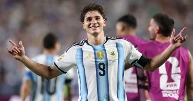 أرسنال يسعى لخطف ألفاريز من برشلونة بعد كأس العالم