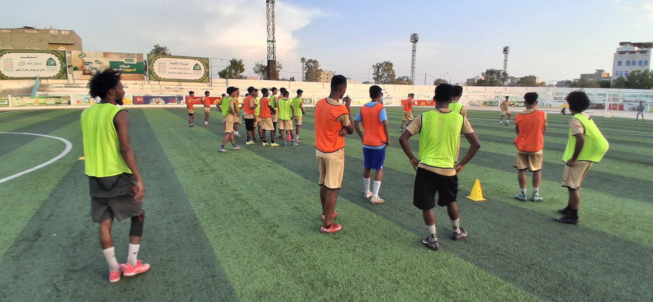 في ظل غياب المدرب عياش ونقل جميع مبارياته إلى العاصمة صنعاء ..هلال الحديدة يواصل تدريباته .