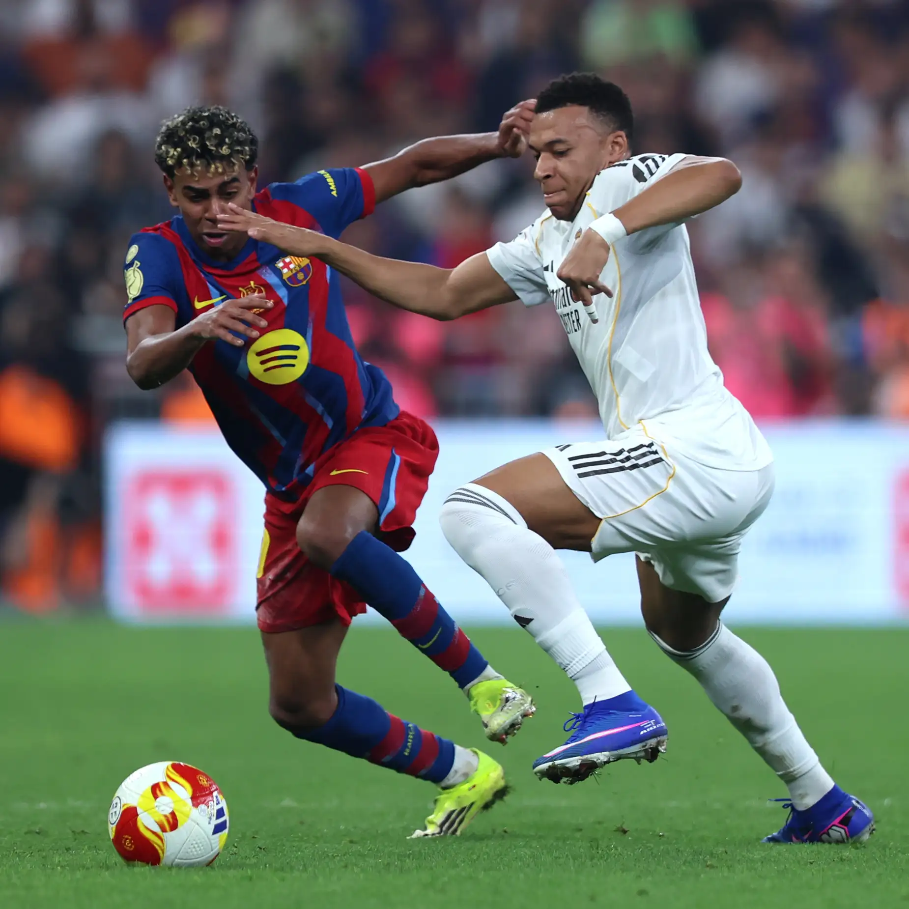 اسم مفاجئ.. الكشف عن المرشح الأبرز لإدارة كلاسيكو برشلونة وريال مدريد