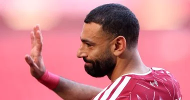 أطفال ليفربول يودعون محمد صلاح وزوجته..
