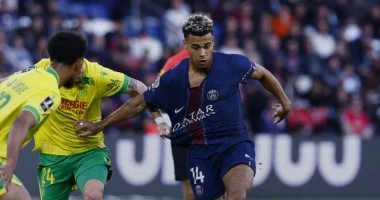 باريس سان جيرمان يهزم نانت ويعزز صدارة الدوري الفرنسي .