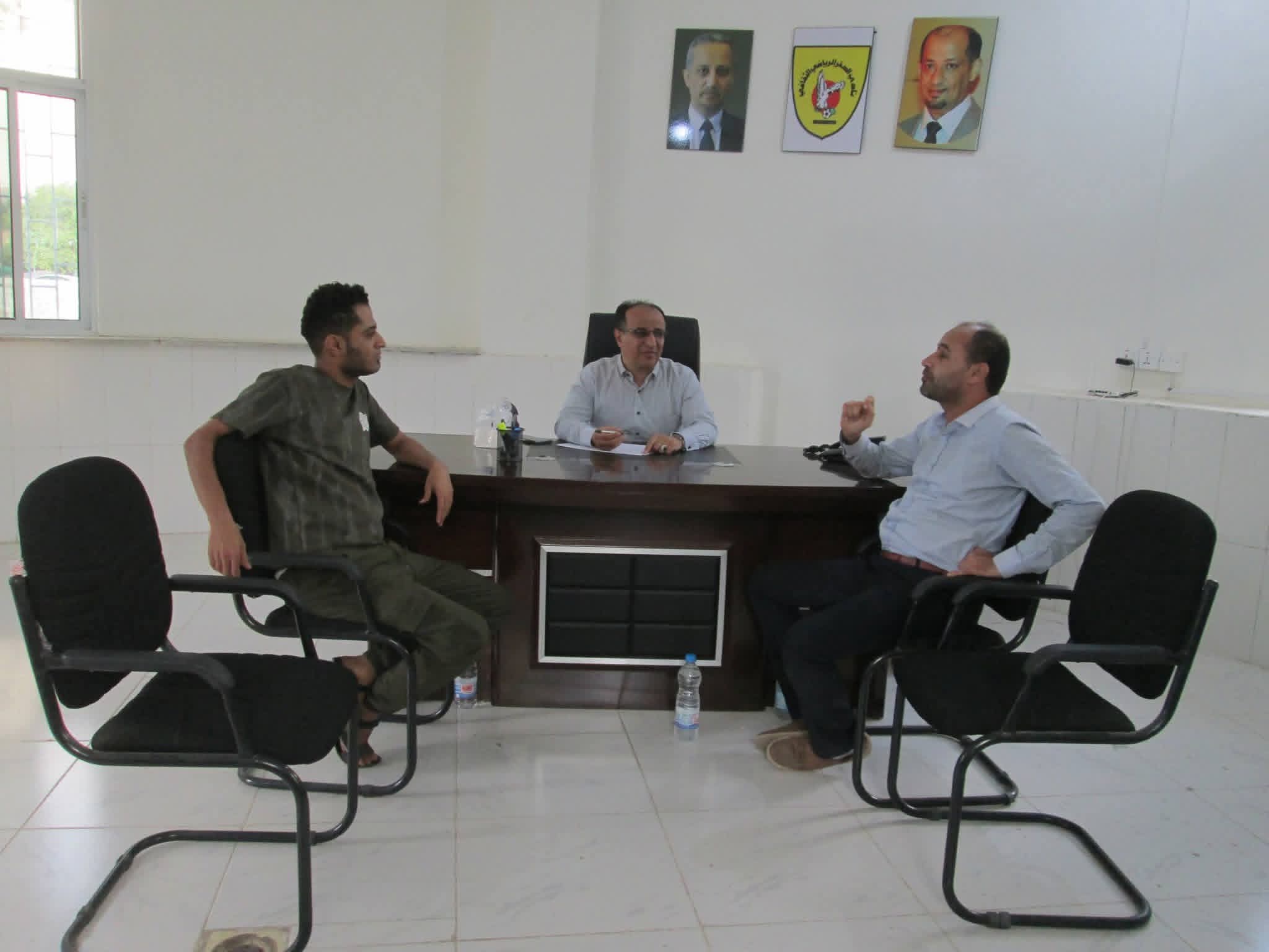 على حساب صندوق النشء بعدن ....استئناف أعمال التهئية لتعشيب ملاعب نادي الصقر