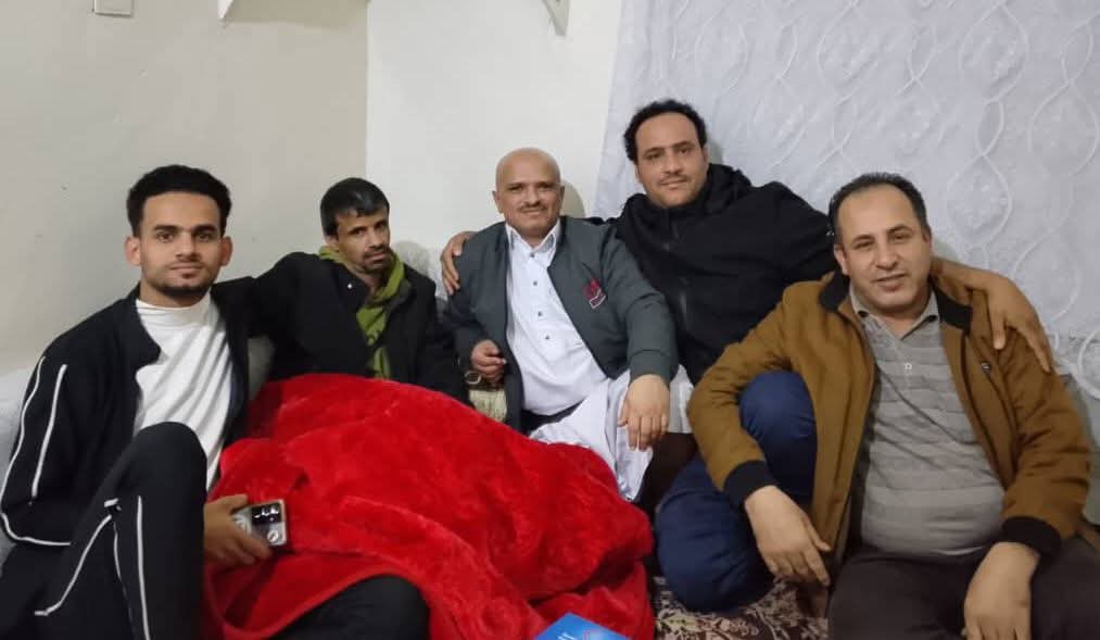 في غياب إدارة نادي وحدة صنعاء مشجعي الأهلي يزورون مشجع الوحدة للإطمئنان على صحته