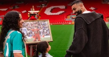 محمد صلاح يودع أنفيلد رفقة مكة وكيان قبل الرحيل عن ليفربول.
