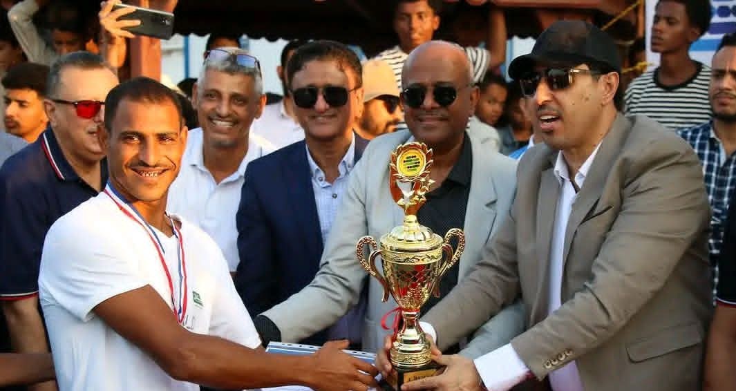عبدالرحمن فضل يشرف عدن ويحصد بطولات السباحة ويرفع اسمها عاليا فيما يعيش ظروفا قاسية فهل يقف معه المسئولون في معركة الحياة.
