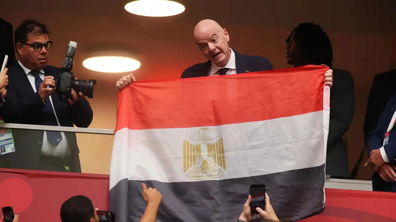 لقطة نادرة.. إنفانتينو يرفع علم مصر بعد الإقصاء الجدلي من المونديال!