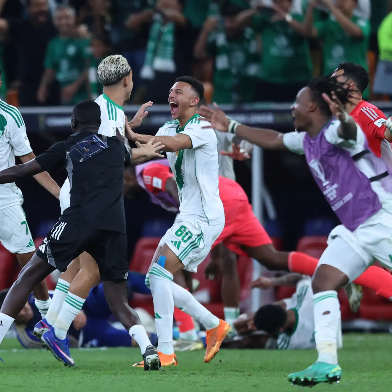 حل أم مفاجأة كبرى؟.. مدرب جديد يظهر في تدريبات الأهلي السعودي!