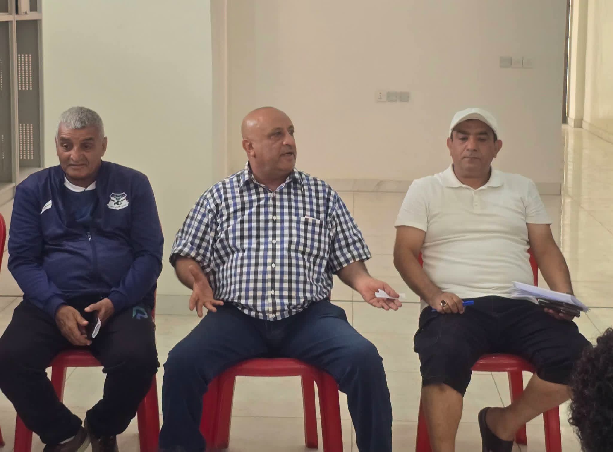 الهندي والحرازي يلتقيان الجهاز الفني واللاعبين بنادي اهلي صنعاء .