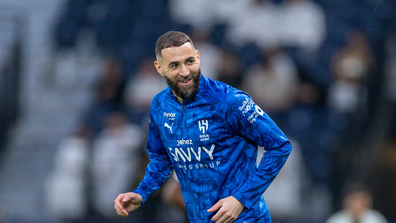 ظهر بقميص رونالدو.. هل ينقذ الدوري الإيطالي بنزيما من جحيم الهلال؟