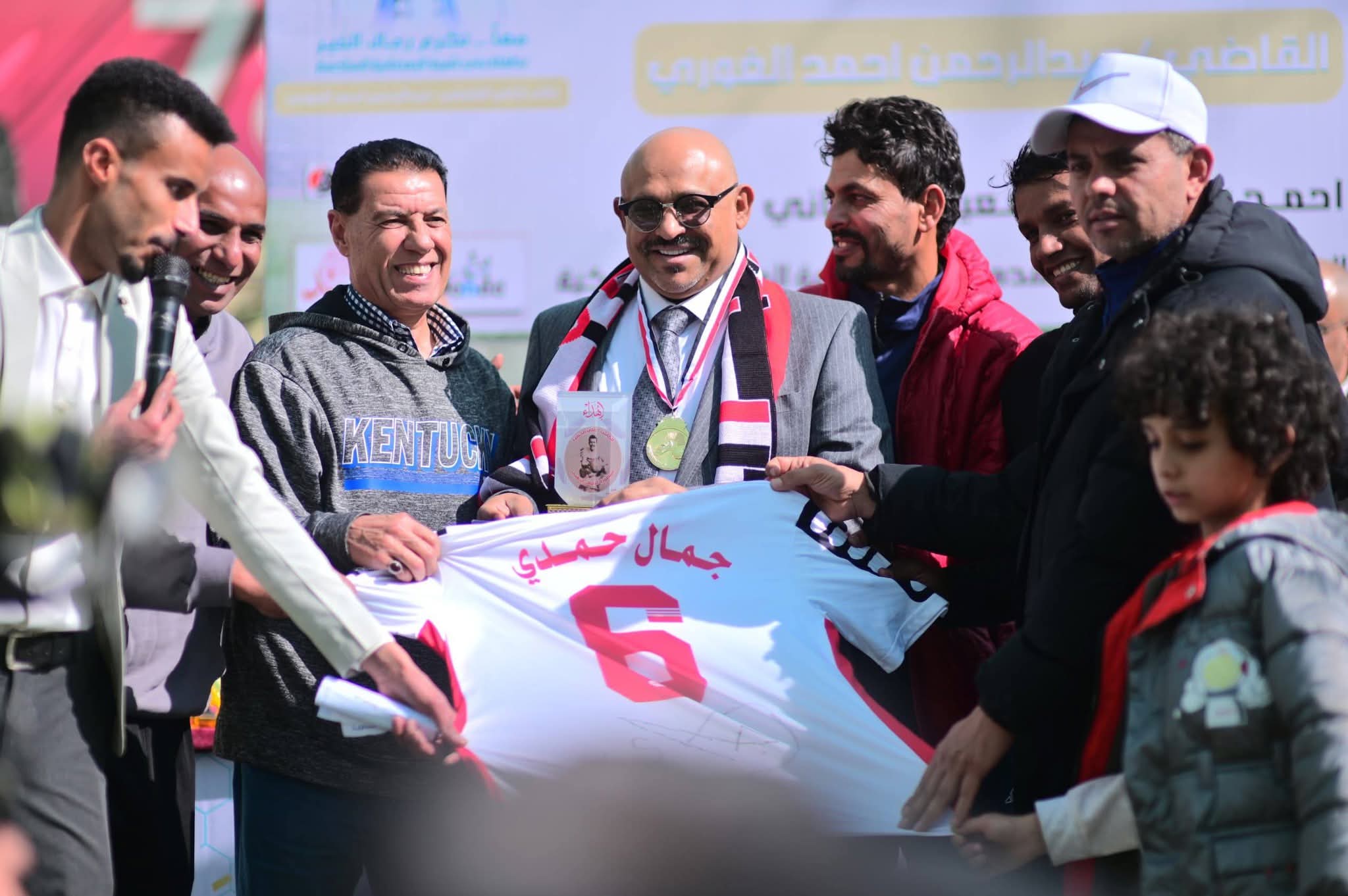 نجومُ المنتخباتِ الوطنية يُكرمون الأستاذ أحمد عبدالملك الشيباني في ختامِ بطولة بني شيبة الرمضانية