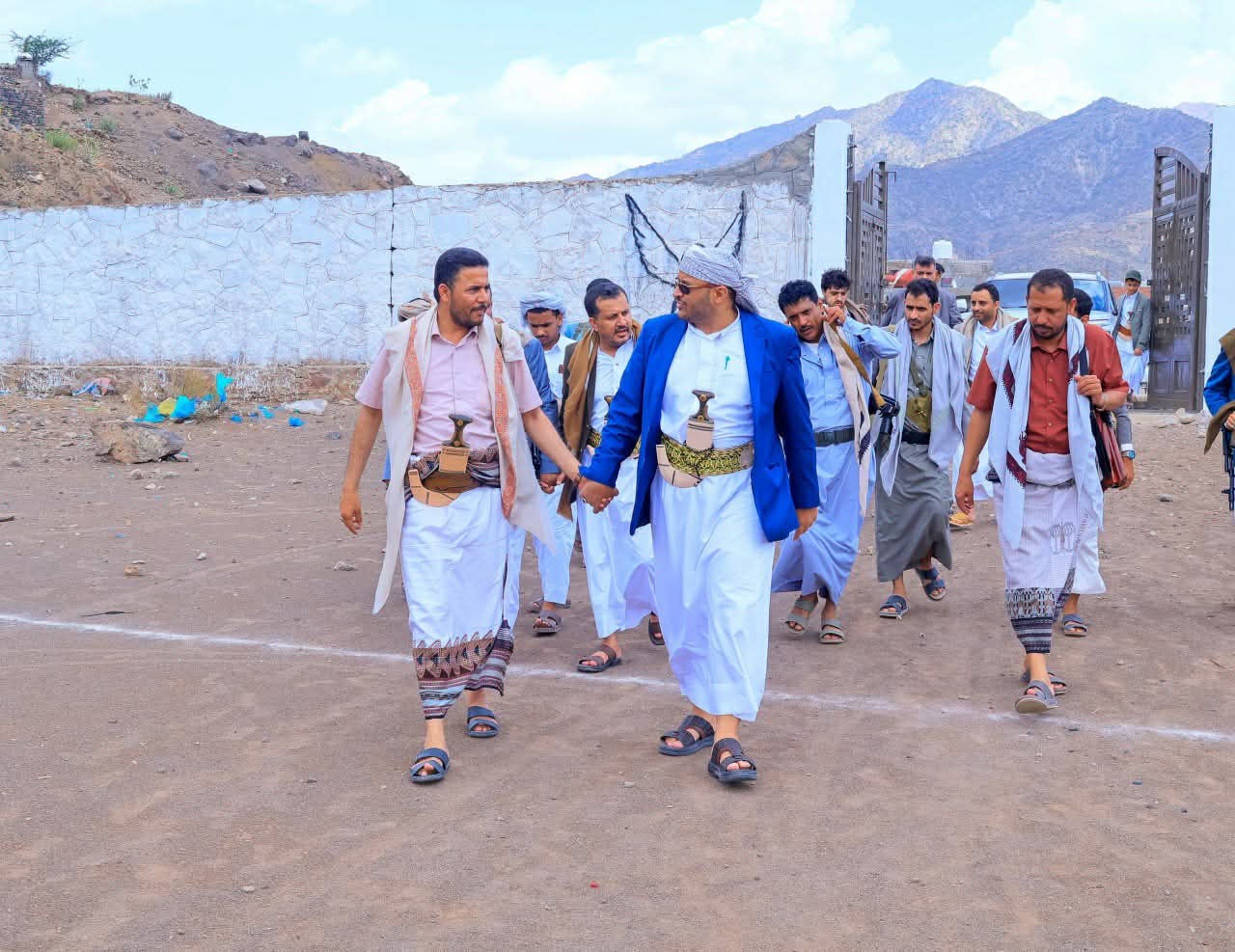 إيرادات الصندوق تعدت ال٢٣ مليار واندية صنعاء وبقية المحافظات مفلسة ...إجمالي مبالغ زيارات ابو شوصاء تتجاوز تكاليف إنشاء ٨ استادات رياضية للقائم بالاعمال لشؤون السفريات الداخلية ؟!