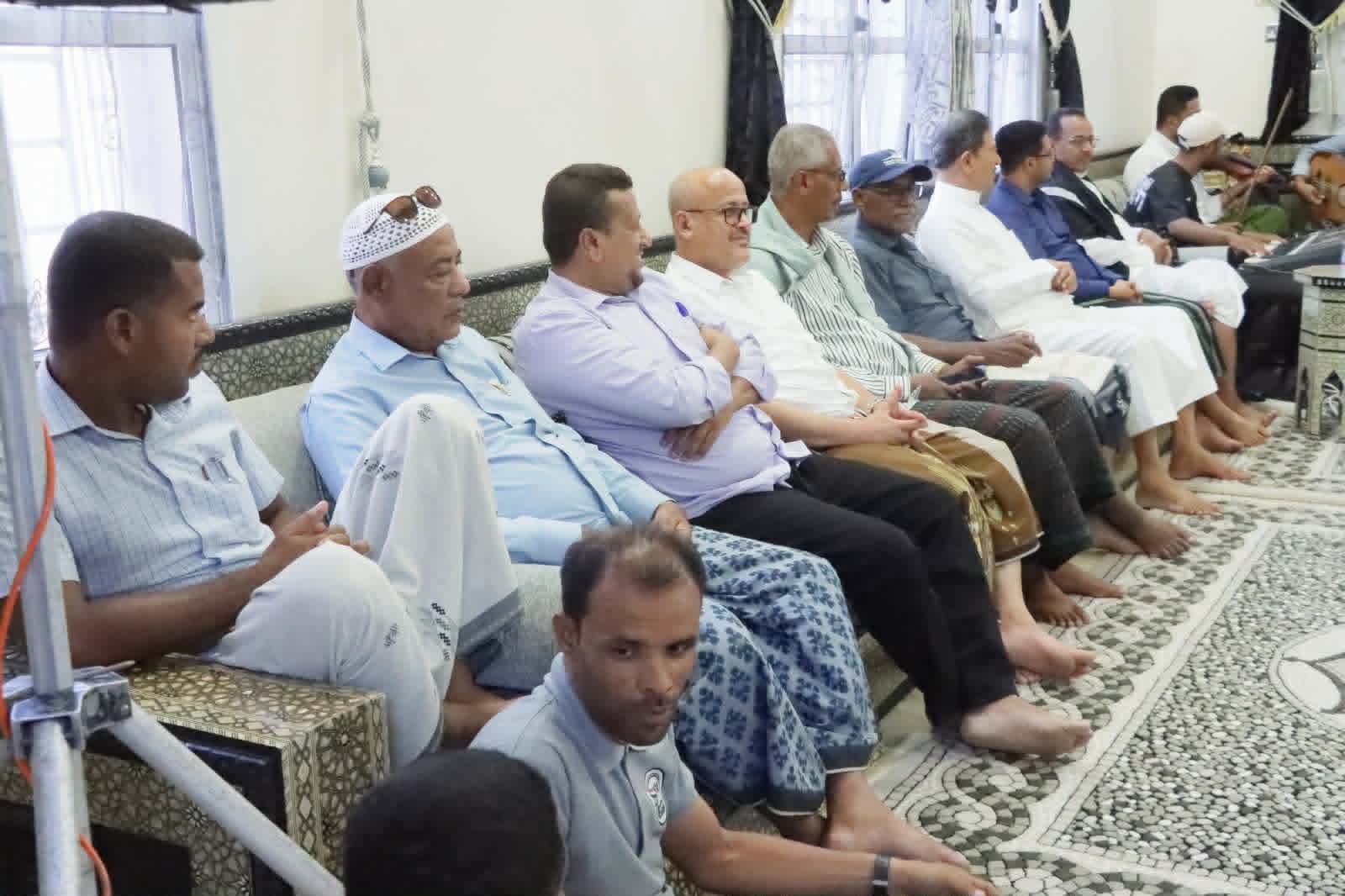 بحضور مديرعام مكتب الشباب و الرياضة .. فرع القدم بوادي حضرموت ينظم جلسة ودية لطاقم الورشة التقييمية لحكام الدوري و الكأس ..