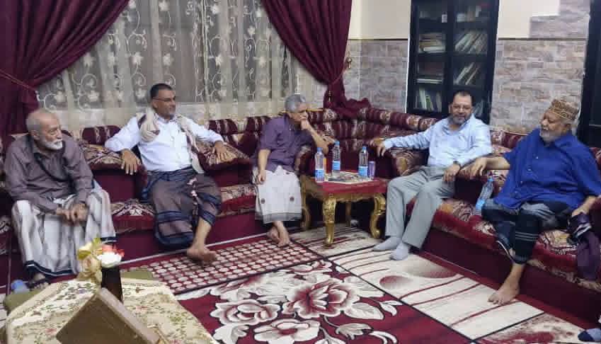 الهيئة الإدارية المؤقتة لنادي التلال تزور الهامة التلالية جميل ثابت للاطمئنان على صحته
