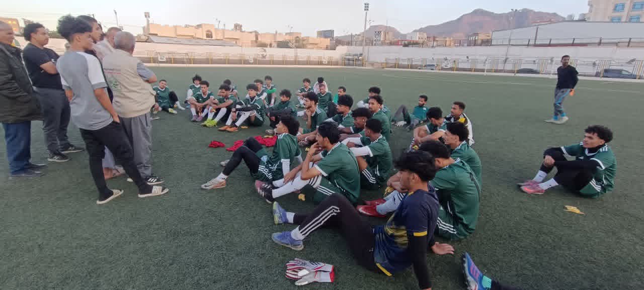 رئيس نادي 22 مايو يتفقد تدريبات الفريق الأول لكرة القدم .