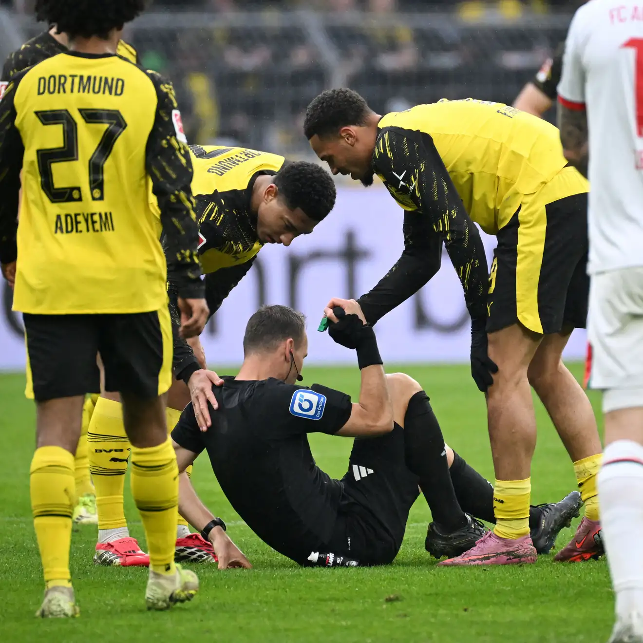 بعد حادث تصادم: الحكم يمنح نجم دورتموند بطاقة حمراء عقب صافرة النهاية!