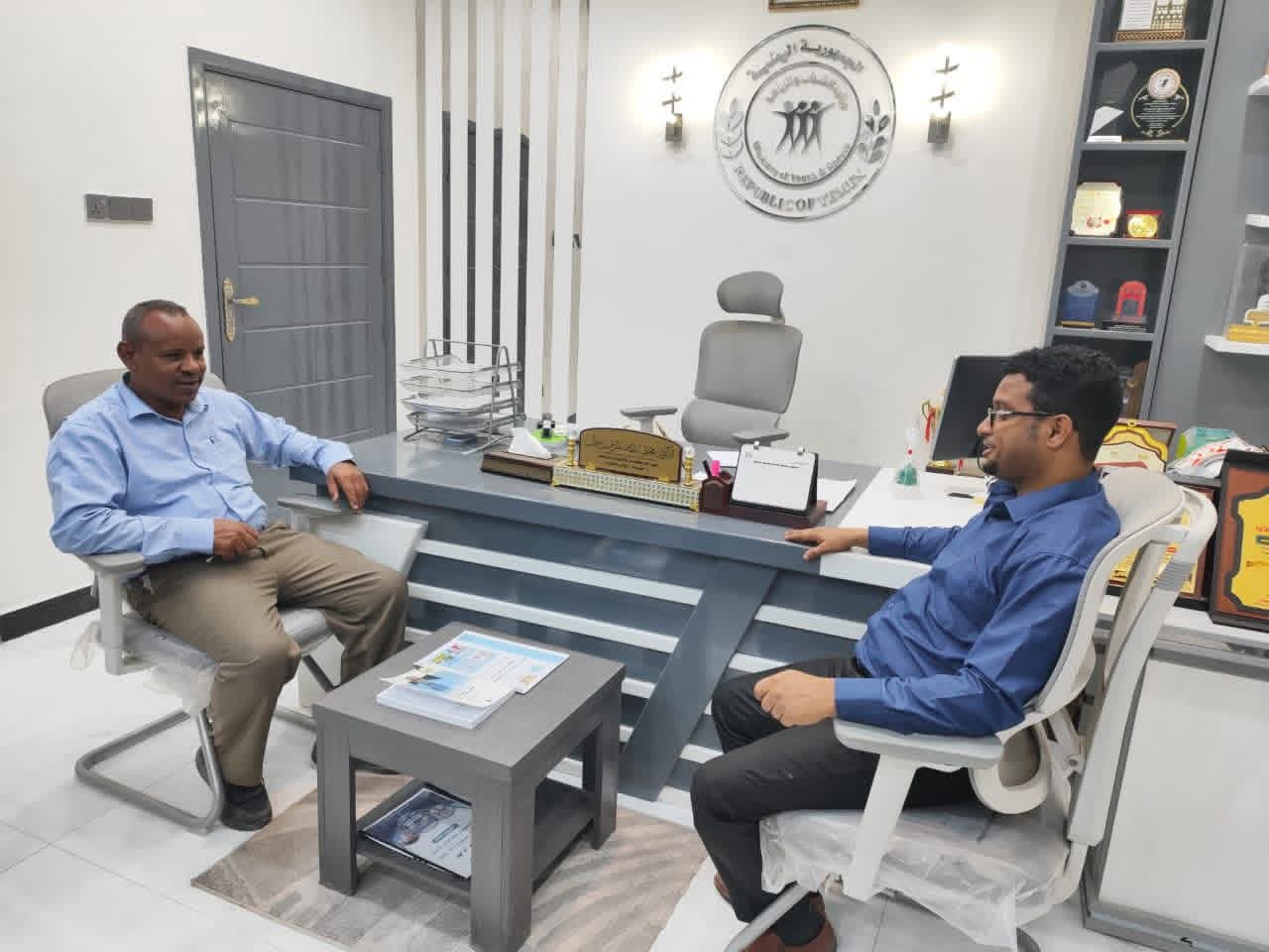 مدير عام مكتب الشباب والرياضة بالوادي يلتقي نائب رئيس جامعة سيئون لشؤون الطلاب ويناقش تعزيز الأنشطة الطلابية والتأهيلية.