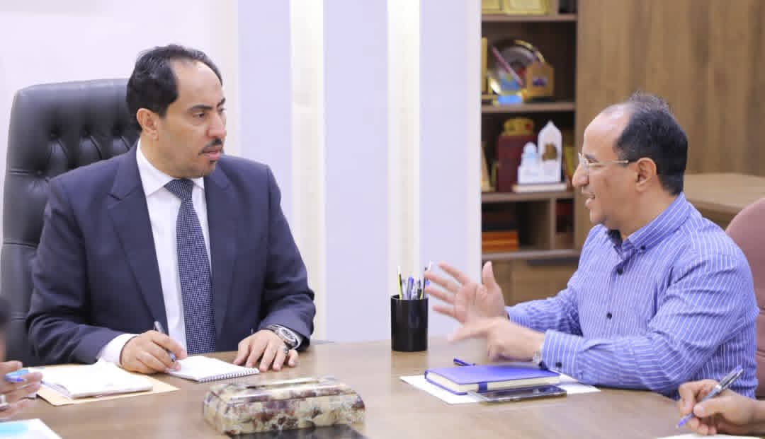 الوزير البكري يلتقي مدير عام مكتب الشباب والرياضة بتعز