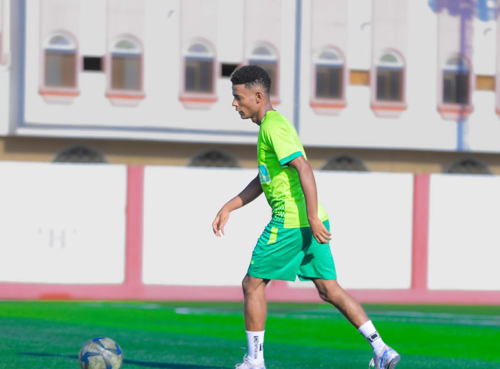 شعب حضرموت  يختتم تحضيراته لمواجهة "سلام الغرفة" ودياً بملعب بارادم