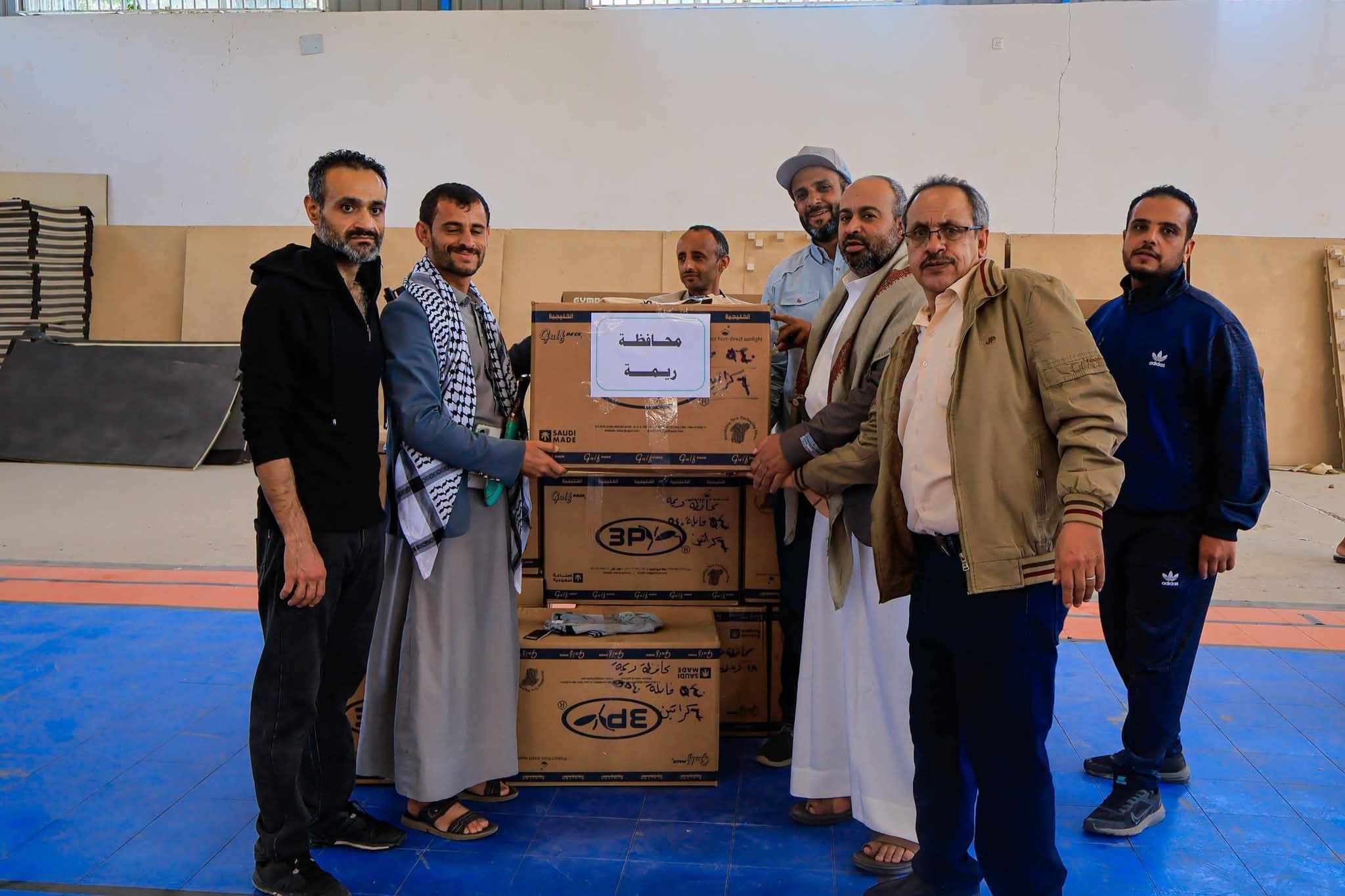 وزارة الشباب بصنعاء  ترفد مكاتبها بالمحافظات بالمعدات والملابس الرياضية