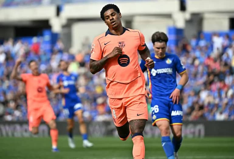 برشلونة يقترب من الحفاظ على لقب الليجا للعام الثاني على التوالي بعد ثنائية فرمين وارشفورد.