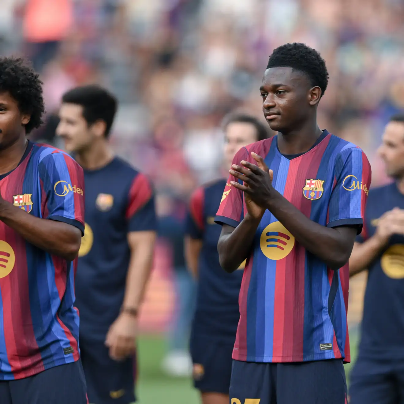 غادر على نقالة وعاد بعكازين.. الكشف عن التشخيص المبدئي لإصابة لاعب برشلونة الجديد