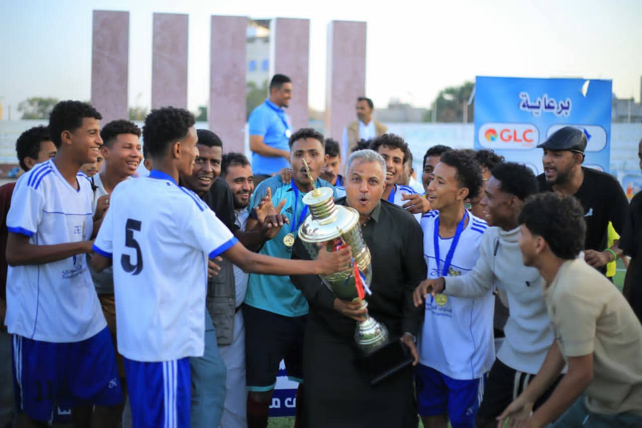اصدقاء سمير عبد الجليل ابطال بطولة شل عمان الرمضانية لفقيدي الكرة اليمنية والساحلية بالحديدة