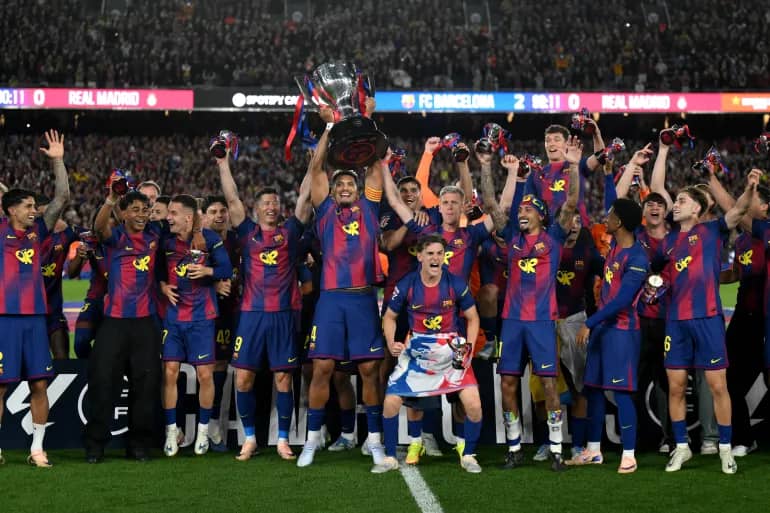 برشلونة يتوج بالقب الدوري الاسباني الـ (29) بفوزه على الغريم مدريد بثنائية راشفور وتوريش…