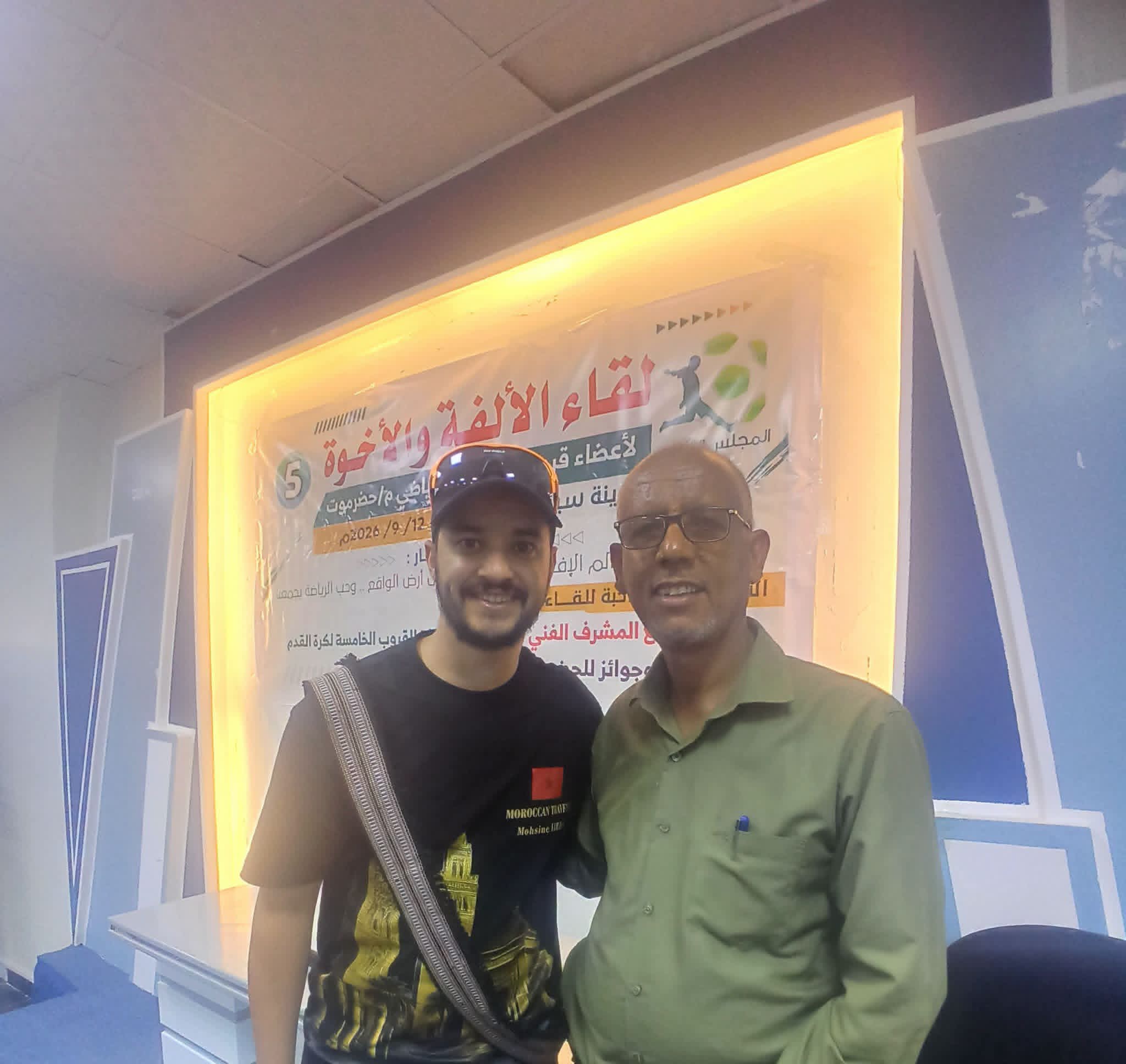 وقفة..محسن فيلاحي.. رحالة مغربي يكتشف حضرموت ويشيد بأهلها