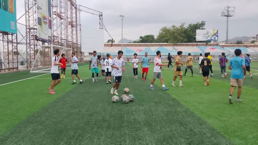 الطليعة  يستأنف تدريباته على ملعب الشهداء بتعز