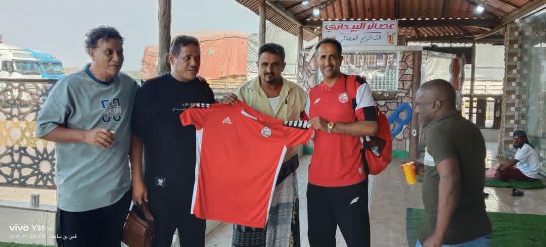 فيما وصلت بعثة المنتخب مدينة المكلا" منتخب المخضرمين الكروي في ضيافة المجمع التجاري بشقرة