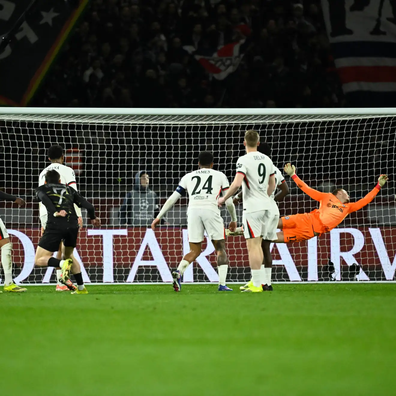 موعد مباراة تشيلسي وباريس سان جيرمان في إياب دور الـ16 من دوري أبطال أوروبا 2025-2026 .