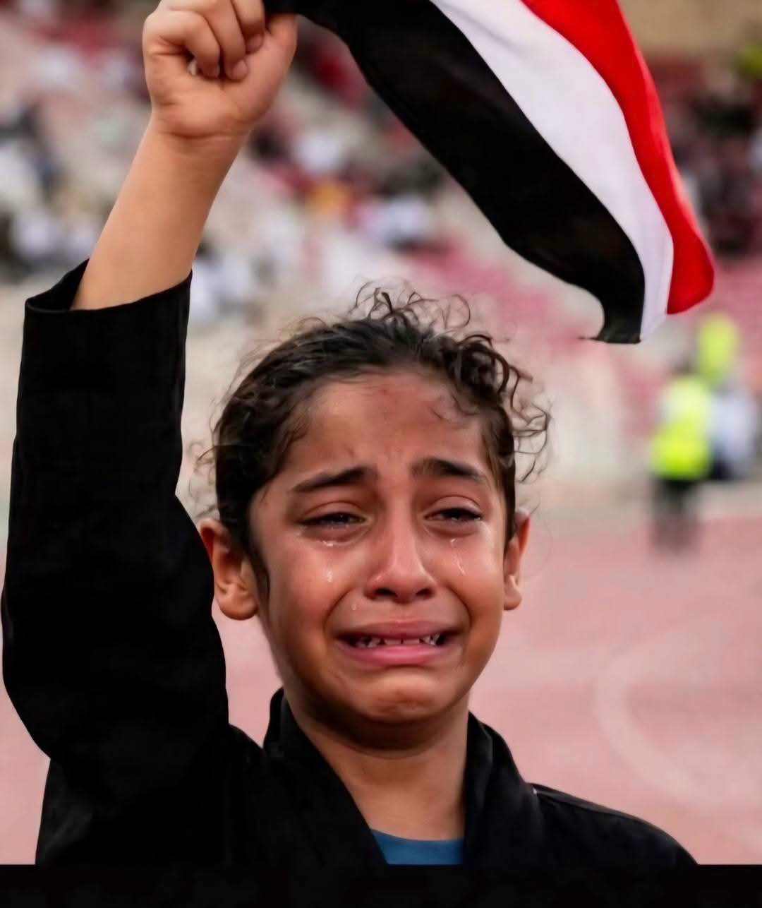 فاطمة.. طفلة اليمن التي سرقت القلوب تشعل مدرجات نهائي خليجي 27 بقميص الأخضر السعودي