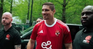 فيرهوفن أسطورة الكيك بوكسينج بقميص الأهلي قبل النزال العالمى بالأهرامات..