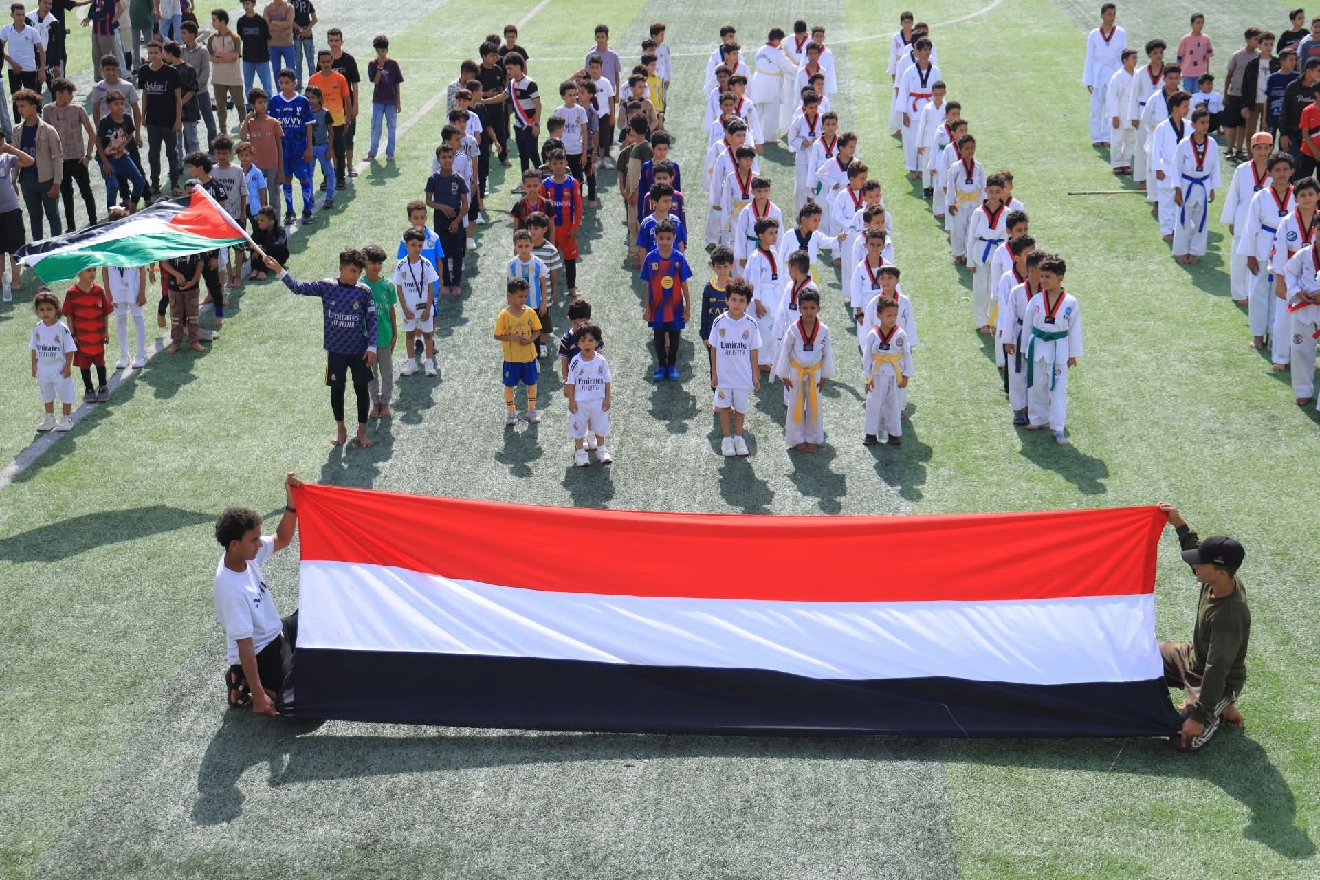 مدير عام مكتب الشباب والرياضة يدشن المركز الصيفي لنادي العماد الرياضي بتعز