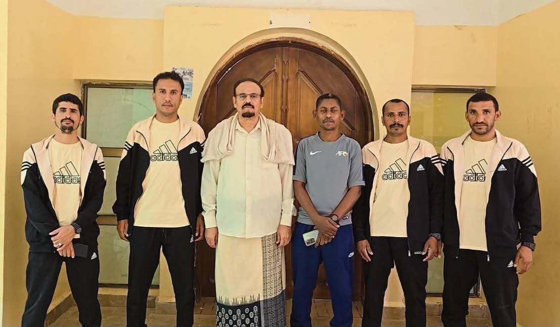 بتوجيهات عضو مجلس القيادة العرادة .. مدير مكتب الشباب بمأرب يحتفي بوصول حكام المحافظة إلى دوري الدرجة الأولى