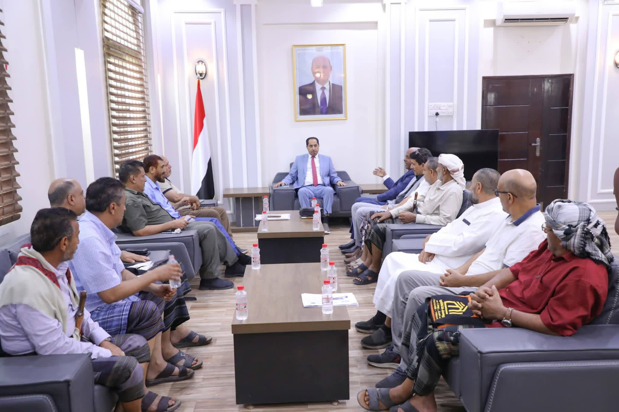 وزير الشباب والرياضة يلتقي عدد من أعضاء الجمعية العمومية لنادي الهلال بمنطقة خلاقة "يافع"