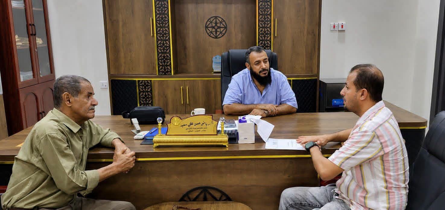 في إطار جهودها لتطوير البنية التحتية.. إدارة نادي الميناء تتدارس مع السلطة المحلية بالتواهي حلول المشاريع المتعثرة .