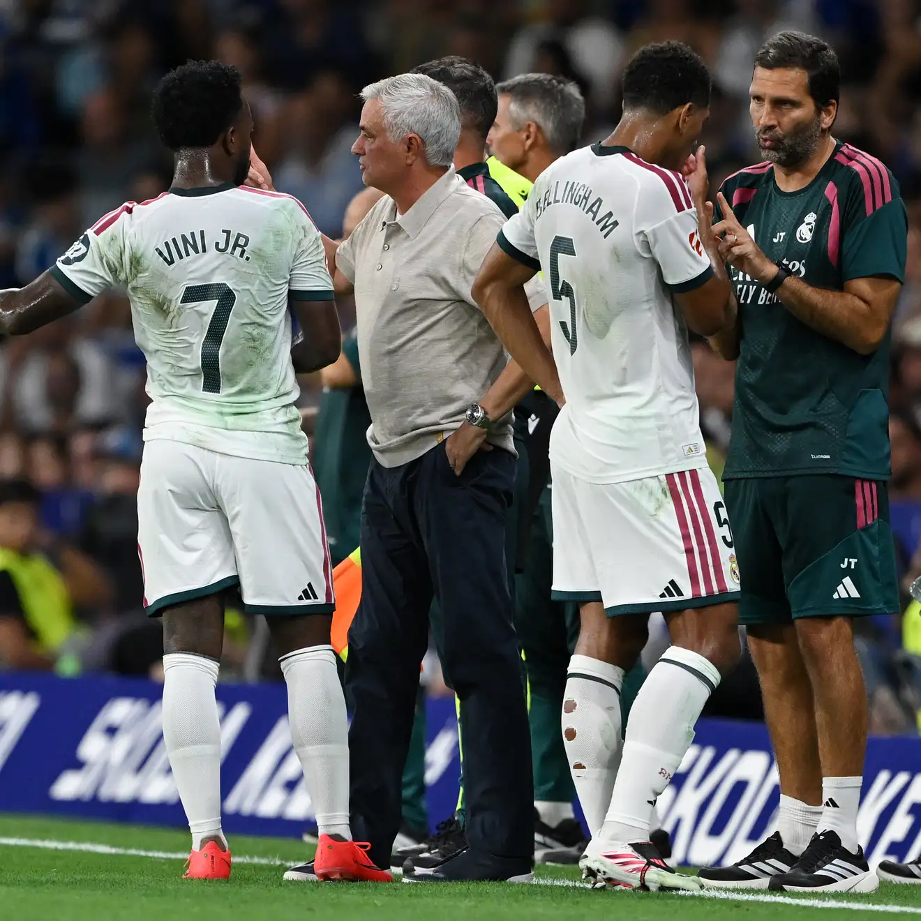 فينيسيوس يشعل ملعب إسبانيول.. استفزاز للجماهير ومشادة تهدد ريال مدريد