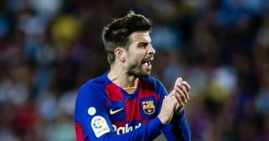 بيكيه يشعل أجواء الكلاسيكو برسالة مستفزة لجماهير ريال مدريد