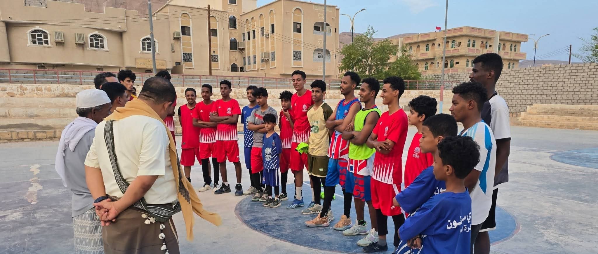 رئيس نادي سيئون يتابع تحضيرات الأشبال لنهائي بطولة الريادة لكرة السلة