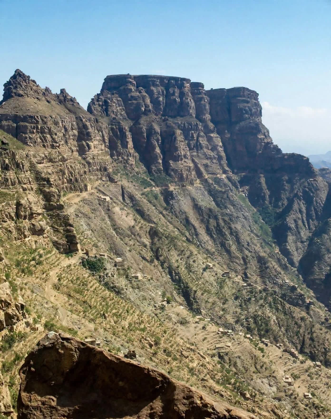 هذا ما حدث أسفل نقيل الصحى الريف الجنوبي لمدينة التربة محافظة تعز.. ※ العبث على حافة الموت: مهزلة "نقيل الصُحى" وكيمياء الصريخ الحـ ـوثي!