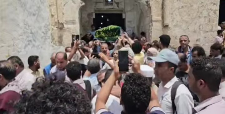 تشييع جنازة القدسي لمثواه الاخير بمقبرة جامع المظفر بتعز