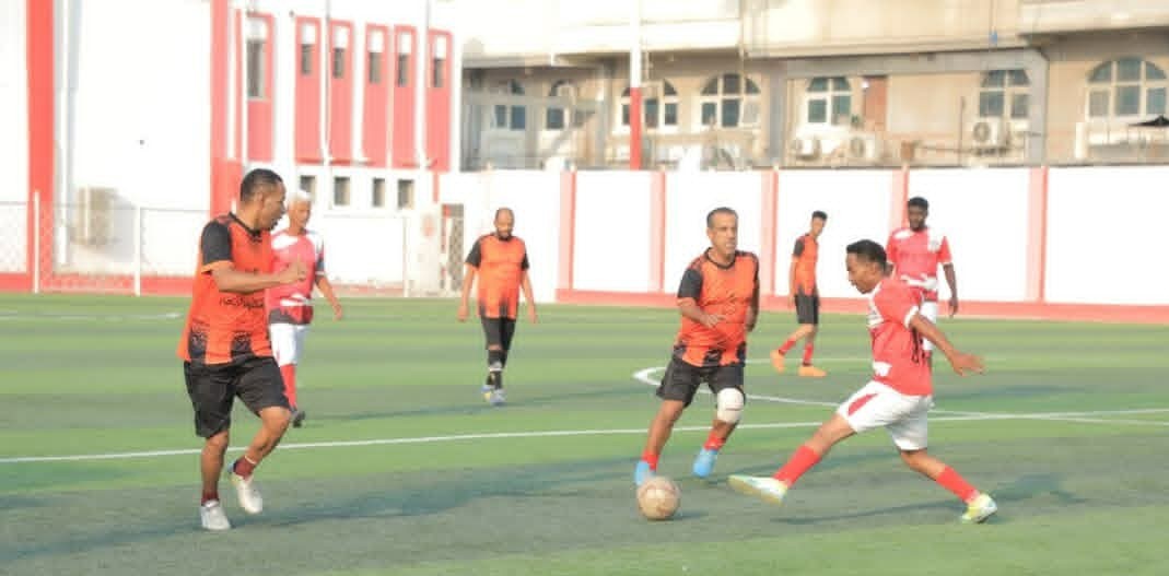 شباب اكتوبر يبلغ نهائي بطولة كرة القدم للاعبين القدامى بتجاوزه اتفاق الحرشيات بنادي شعب حضرموت