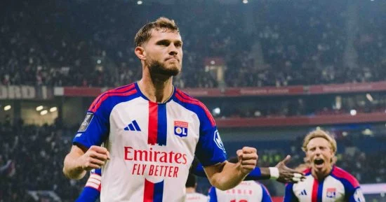 أولمبيك ليون يهزم نيس 2-1 ويشعل صدارة الدوري الفرنسي