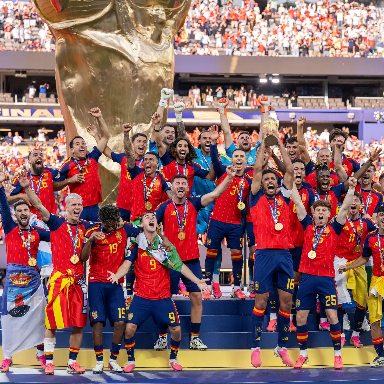 الاتحاد الإسباني يحذف ترامب من صورة الاحتفال بكأس العالم
